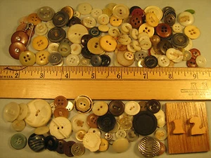 [h18-12]  Lot of VINTAGE BUTTONS Plastic, Bakelite?, Misc - Picture 1 of 6