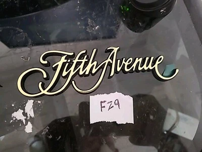 Nuevo de Lote Antiguo 1988-91 Chrysler Quinta Avenida Metal Stick On Emblema OEM Mopar Foto 1 de 3