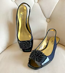 Scarpe AK Anne Klein iFlex taglia 8 nere slingback punta aperta gattino zeppa tacco pom - Foto 1 di 10