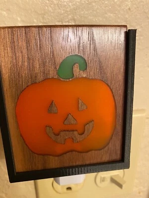 Luz nocturna enchufable con tema de Halloween - Jack-O-Lantern Foto 1 de 4