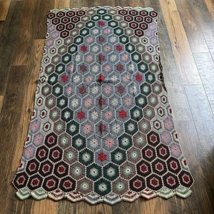 Vintage handgehäkelt Sechseck Afghan Überwurf Decke Mehrfarbig 42"x72" Retro - Bild 1 von 9