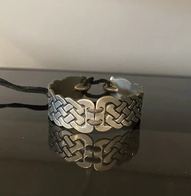 Pulsera de peltre nudo celta de San Justino con bisagras de cuero y cierre de peltre. Foto 1 de 4