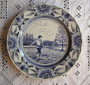 Fayence. Sämann. Handbemalung unter Zinnglasur.Signiert - Picture 1 of 1