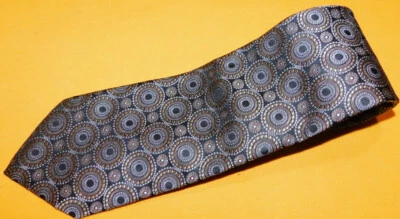 CORBATA XMI CLÁSICA HECHA EN EE. UU. NEGRA/GRIS/BEIGE PATRÓN MADALLION - CORBATAS PARA EL CUELLO. Foto 1 de 3