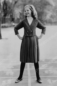 Junges glückliches Mädchen spielt Hopscotch! 1900er 4x6 Nachdruck des alten Fotos - Bild 1 von 1