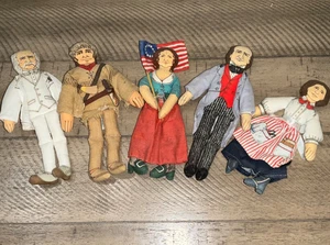 1979 Hallmark Americans (5) 7" BAMBOLE DI ABBIGLIAMENTO Crockett, Betsy, Barton, Twain - Foto 1 di 2