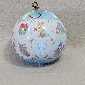 Hallmark 1982 "BABY'S FIRST CHRISTMAS - BOY" Adorno bola satinada  - Imagen 1 de 12