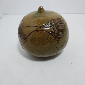 Keramik glasiert Kürbis geätzt rund grün braun 4,5" x 5" - Bild 1 von 7