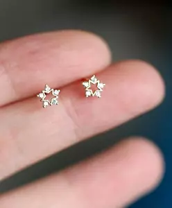 Orecchini a perno bambino mini stella diamante naturale GH SI 0,20 ct vero oro giallo 14 kt - Foto 1 di 9