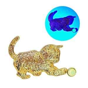 Uranglas gelber Opal auf goldfarbener Katze Brosche Tier Anstecknadel UV leuchtend - Bild 1 von 9