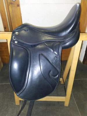 Deuber Dressursattel Nova Flex Caprice Mono Doublée DS, 17", kurzes Sattelblatt - Bild 1 von 2