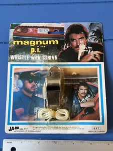 Magnum P.I. 1981 Silbato con cuerda en tarjeta original Tom Selleck - JA-RU / ¡RARO! - Imagen 1 de 14