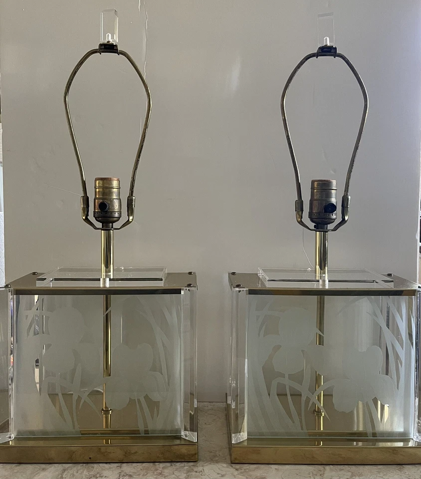 Juego de 2 lámparas de mesa Fredrick Ramond MCM de vidrio transparente grabado latón Lucite 1985 Foto 1 de 4