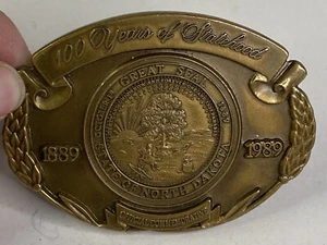Vintage 1989 "100 Years of Statehood" North Dakota Centennial Messing Gürtelschnalle - Bild 1 von 5