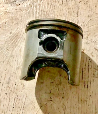 late  90s, Tundra II R  Bombardier Skidoo snowmobile sled piston Foto 1 de 2