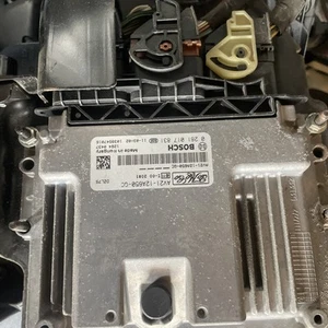UNIDAD DE CONTROL MOTOR FORD FIESTA MK7 1.4 ECU AV2112A650GC CON ENCHUFES - Imagen 1 de 3