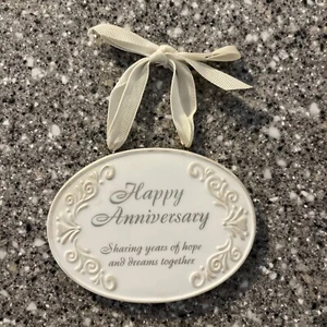 RUSS HAPPY ANNIVERSARIO 4” ornamento ceramica da appendere bianco avorio argento vintage - Foto 1 di 4