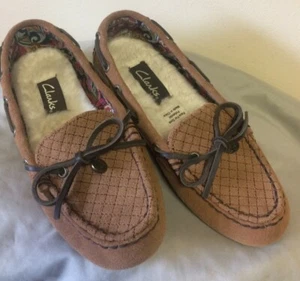 CLARKS Women's Plush Moc Bow Plush Lined Slippers Tan Brown Suede Shoes Size 5 - Picture 1 of 5