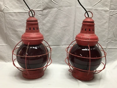 Antiguo par de globos náuticos de vidrio rojo rubí Perkins linternas colgantes de colección 769-23B Foto 1 de 4