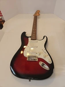 Chitarra elettrica Fender Starcaster rossa e nera solo per parti - Foto 1 di 9