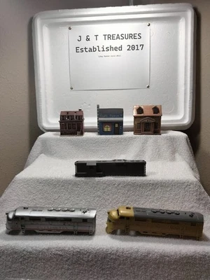 HO Scale Atlas GP-7 Undecorated Shell + Varney Union Pacific & Burlington Shells - Image 1 of 4
