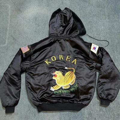 CHAQUETA DRAGÓN COREA SATINADA VINTAGE 3XL CON CAPUCHA EL NOMBRE "Thomas. E" BORDADO  Foto 1 de 4