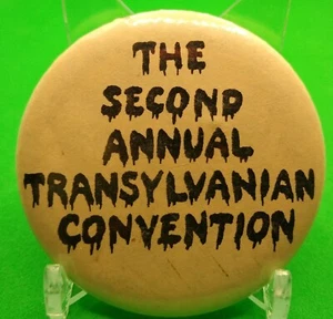 Pin de 2" RARO Vintage Rocky Horror Picture Show 2a Convención de Transilvania 1980 - Imagen 1 de 2