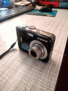 SAMSUNG D860 8.2 MEGAPIXEL DIGITAL CAMERA...CAMERA ONLY - Picture 1 of 3