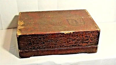 ANTIGUA CAJA DESPENSA CHINA LACADA EN ROJO 19c con objetos dorados pintados en la parte superior firmada Foto 1 de 4