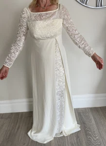 Beautiful cream wedding dress long sleeved size 10 - Picture 1 of 6