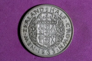 1933 New Zealand Half Crown Silver Coin #M22508 - Picture 1 of 2