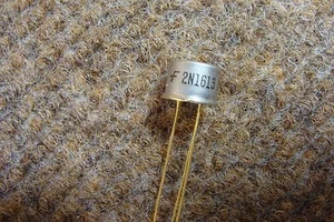 Historischer Fairchild 2N1613 Transistor von 1962: Das erste planare Gerät, das jemals produziert wurde - Bild 1 von 9