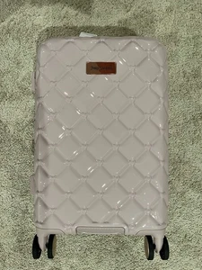 $280 JUICY COUTURE 21" Equipaje de Mano Acolchado Corazones Beige Ceniza Ruedas Giratorias - Imagen 1 de 14