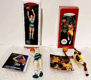 SET BESTEHEND AUS 2 HALLMARK ORNAMENTEN ~ LARRY BIRD (1996) & MAGIC JOHNSON (1997) MIT KARTEN ~ - Bild 1 von 3