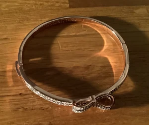 SCHÖNER GLITZERNDER ARMREIF AUS ROSÉGOLD MIT SCHLEIFENDETAIL VON EQUILIBRIUM HERVORRAGENDER ZUSTAND - Bild 1 von 2