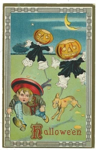 Cartolina d'epoca pubblicata in rilievo HALLOWEEN zucche spaventapasseri che inseguono ragazzo cane - Foto 1 di 2