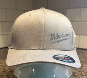 Milwaukee FlexFit eng anliegende Mütze Herren S/M grau gebogenes Schirmmütze Logodruck flexibel neu - Bild 1 von 8