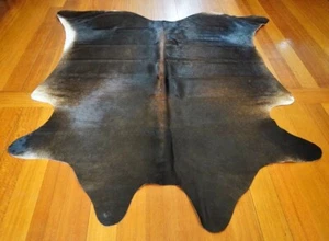 DARK AND SMOKEY TONES - A LOVELY GLOSSY COAT - A GREAT MID SIZED COWHIDE RUG - Bild 1 von 7