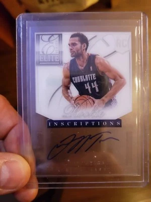 2013 PANINI ELITE JEFF TAYLOR ON CARD AUTO INSCRIPTIONS  - Image 1 of 2