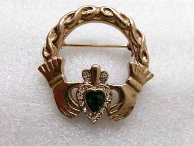 Broche Claddagh Irlandés Esmeralda Verde Estrás Corazón y Corona Tono Dorado Transparente Foto 1 de 4