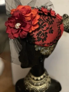 Sombrero de mujer vintage rojo negro red y perlas de encaje estrás clip - Imagen 1 de 6