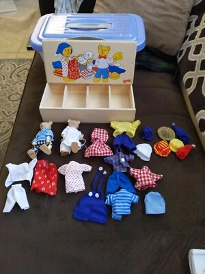 Muñecas de madera Goki para vestir osos - 2 osos muchos trajes en caja de almacenamiento de madera. Q8 Foto 1 de 4