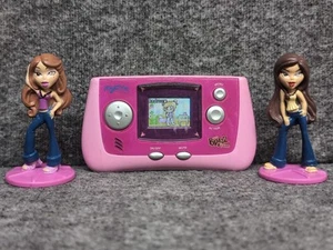 Difícil de Encontrar Yasmin Bratz Miuchiz Babyz Adventurerz Class Virtual Digital Portátil De Colección - Imagen 1 de 24