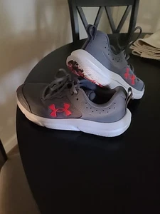 Under Armour grau/rot Schnürschuhe Low-Top Laufschuhe Größe 4,5Y - Bild 1 von 3