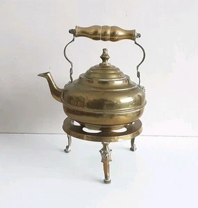 Antiguo hervidor de agua de latón con soporte de remache olla de cocina vintage tetera antigua 10" junto al fuego - Imagen 1 de 12