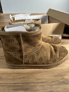 Botas UGG Niños Clásicas Mini Logo Repujado Marrón Talla 6 - Imagen 1 de 19