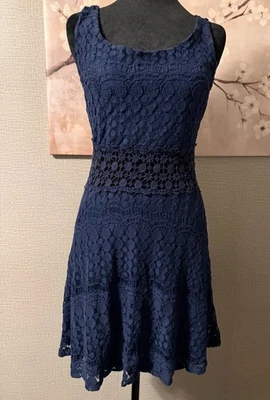 Mini Vestido Marca Trixxi Superpuesto de Encaje Azul Marino Sin Mangas Talla M Foto 1 de 4