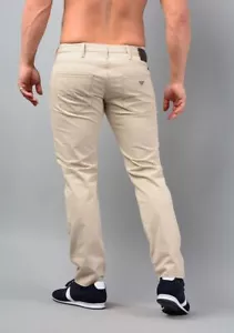 Pantalones de mezclilla chinos Emporio Armani ajustados J06 en beige y gris - Imagen 1 de 28