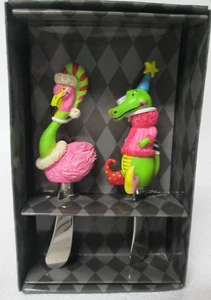 Juego de esparcidor de queso navideño flamenco y caimán NUEVO EN CAJA - Imagen 1 de 4