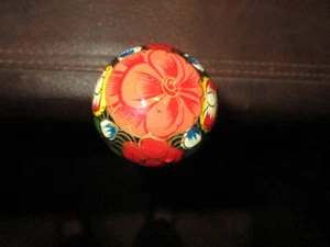 MW.A935: VINTAGE RED FLORAL CLOISONNE ARRANGEMENT FOLK ART WALKING STICK CANE - Picture 1 of 8